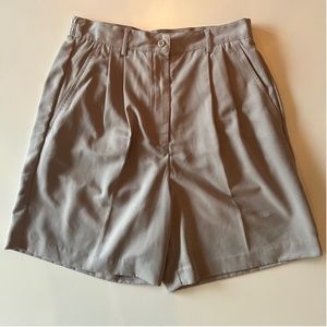 Vintage Izod Club Golf Women's Pleated Super Soft Tan Golf Shorts Size 10